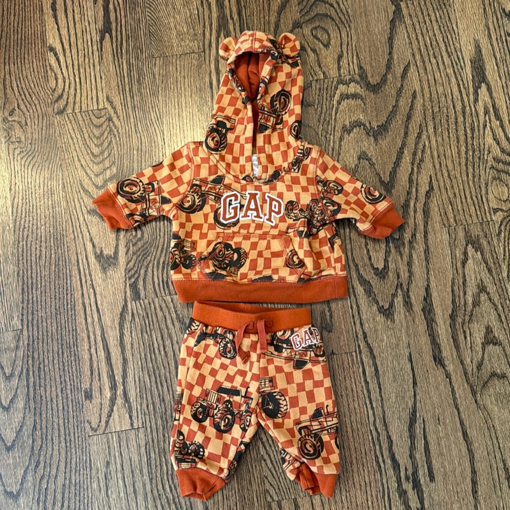 VERY GENTLY worn Gap Size 0-3M coordinating sweat set, little to no sign of wear